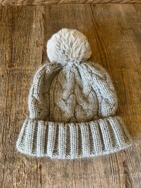 GAP Chunky Cable Knit Beanie with Pom in Heather Gray